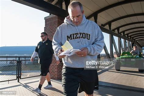 University Of Missouri Tigers Football Head Coach Gary Pinkel Walks Nachrichtenfoto Getty