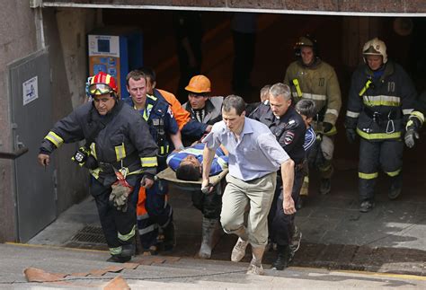 Subway Train In Moscow Derails Killing At Least 20 During Morning