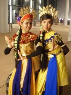 Hal ini menyebabkan penduduk yang tinggal didaerah tersebut memakai pakaian yang tipis. Warisan Tarian Melayu: Tarian Ulik Mayang