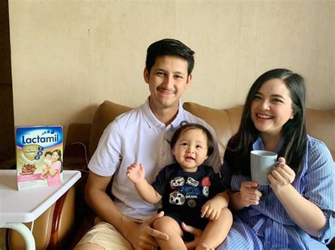 Dalam video berdurasi 1 menit 38 detik tersebut, terlihat jelas bagaimana randi bactiar tengah menjalani perawatan di. 9 Potret Harmonis Keluarga Kecil Tasya Kamila dan Randi ...