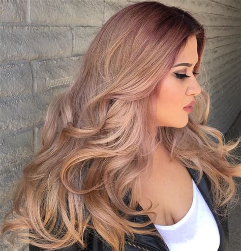 Models with fine hair, mostly adopt blonde or magenta color, with sharp lipstick and long eye line. 20 Jaw-Dropping Long Hairstyles for Round Faces