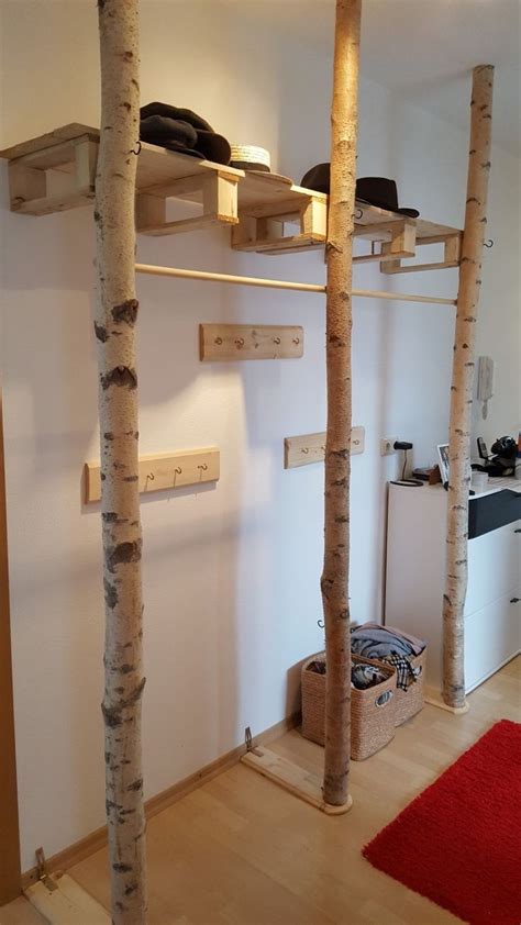 Aus einfachen, schönen holzstangen lässt sich mit. Birkenstamm Garderobe | Garderobe selber bauen ...