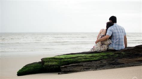 Beach Rock Sitting Couple Hugging Wallpapers Hd Desktop And Mobile