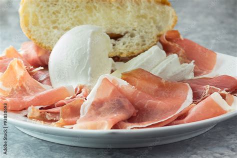 Prosciutto Crudo E Mozzarella Di Bufala Con Pane Nel Piatto Da Portata