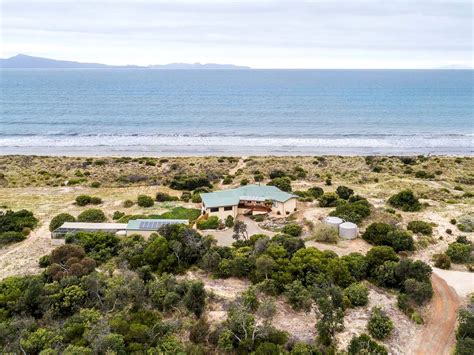 We have 22 waterfront vacation rentals in victoria resorts. Cabin Rental near Nine Mile Beach in Tasmania