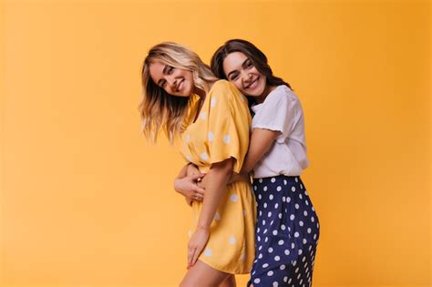 Mujer Morena Alegre Que Abraza A Su Mejor Amiga Adorables Hermanas En