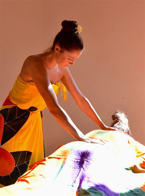 Lomi Lomi Massage In Hawaii
