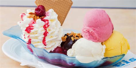 Die außengastonomie kann wieder öffnen! Florida Eis Eiskreation mit Nüssen, Amarena-Kirschen und Sahne
