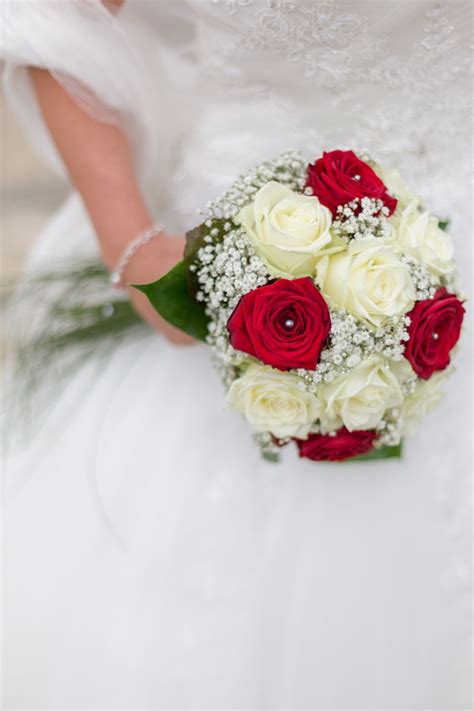 Bouquet De Mariée Sur Le Thème Rouge Et Blanc Roses Rouges Et Blanches