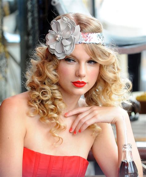 Celebrity Taylor Swift Soft Curly Hairstyle Wallpapers