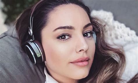 Kelly Brook Divides Fans With Surprising New Photo Hello