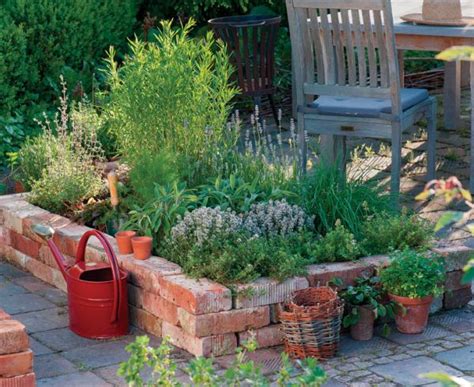 Remember how you needed to stagger/alternate them so they didn't just fall over? Recycle Old Bricks Into Brilliant DIY Garden Decor Without ...