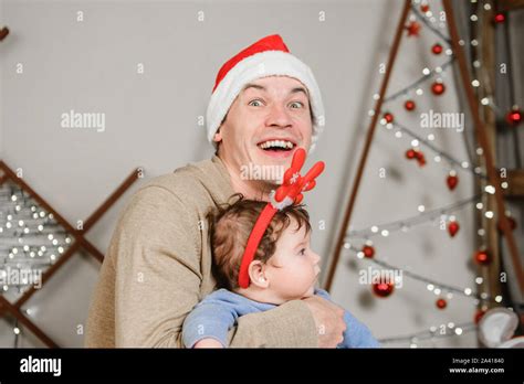 Père Et Fils Hug à Larbre De Noël Un Enfant Heureux Et Son Père Sont