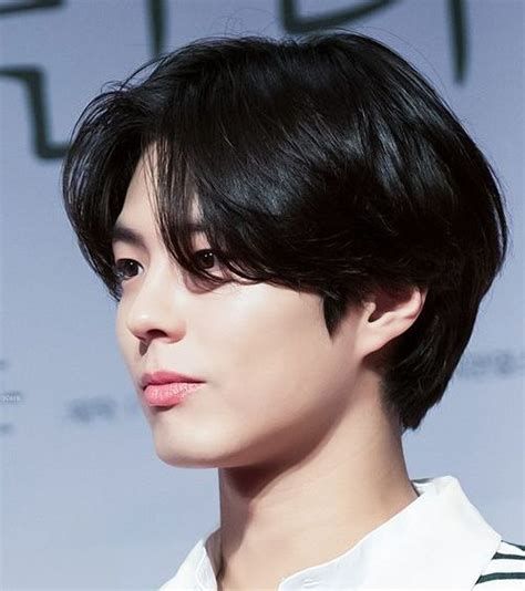 Korean two block haircut what to tell your barber kpopc a korean two block haircut is basically a disconnected undercut all around the sides and the back all the hair stays on the crown falling upon. Two Block Haircut Ideas + Advice To Style KPOP Hairstyle ...