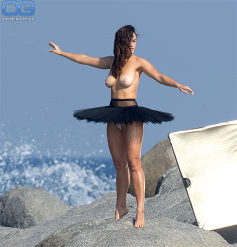 Myla Dalbesio Nackt Oben Ohne Bilder Playboy Fotos Sex Szene