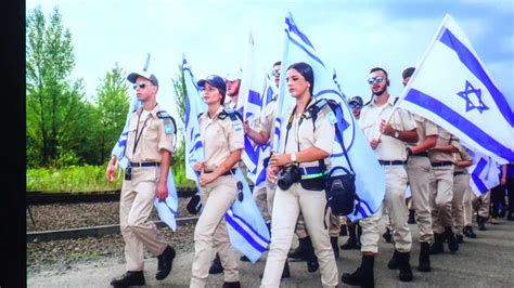 מעמד התייחדות משפחתי לציון יום הזיכרון לשואה ולגבורה יד ושם וארגון רבני צהר מזמינים את הציבור לקחת חלק במיזם דורות מאירים ולהדליק בערב יום הזיכרון לשואה ולגבורה שישה נרות לזכרם של מיליוני. טקס יום הזכרון לשואה ולגבורה 2018 - YouTube