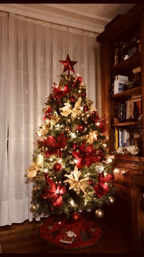 Árbol De Navidad En Rojo Y Dorado Red Christmas Tree Beautiful