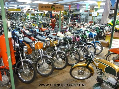 een deel van de verzameling oude Zundapps, Kreidlers, Yamaha's Puchs en
