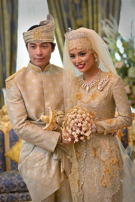 (laila recipient of the royal family order of the crown of brunei (dkmb, 20.8.2005, revoked after divorce). Brunei Royals