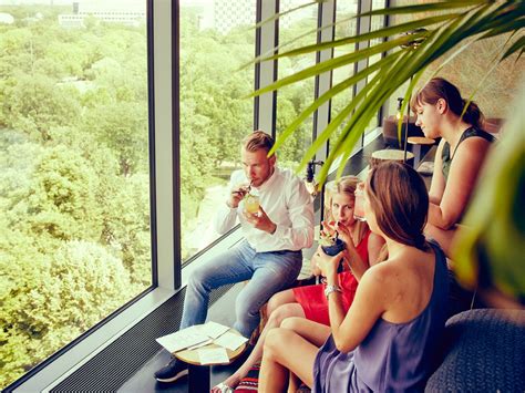 Soms wordt de bar een soort vlooienmarkt genaamd kranich food market, met straatvoedsel als de belangrijkste attractie. MONKEY BAR | 25hours Hotel Bikini Berlin