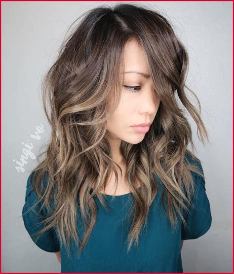 Wavy hair is absolutely stunning. Haircuts For Thick Hair Oblong Face - Wavy Haircut