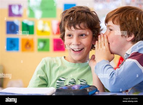 Niños De Escuela Hablando En Un Salón De Clase Fotografía De Stock Alamy