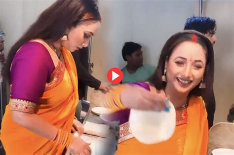 Rani Chatterjee Video रानी चटर्जी ने पिया के लिए बनाई रोटी