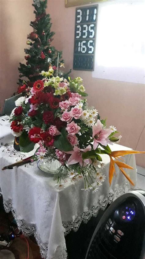 Toko bunga florist online di , menyediakan aneka rangkaian karangan bunga. Rangkaian bunga di Gereja Kerasulan Baru di 2020 | Rangkaian bunga, Bunga, Gereja