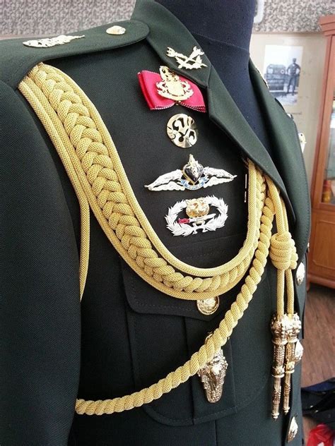 ปักพินในบอร์ด Military Uniform