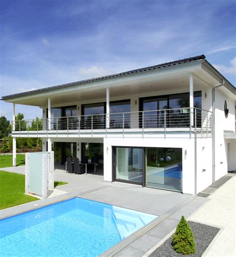 Find out how we added a stock tank swimming pool in our sloped yard and made it work for longterm usage by adding a pool liner. Moderne Stadtvilla mit Pool von Baufritz Erhalte alle ...