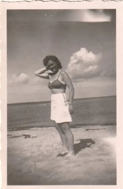 VINTAGE FOTO HÜBSCHE Frau im Badedress nude Momentaufnahme 1942 EUR 3
