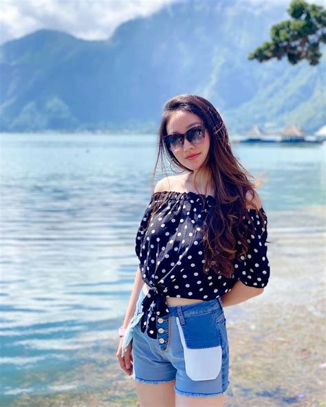 8 Potret Natasha Wilona Tampil Cantik Bak Bidadari Di Pantai Rela