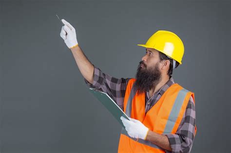 Un Ingeniero Con Un Casco Amarillo Con Un Diseño En Gris Foto Gratis