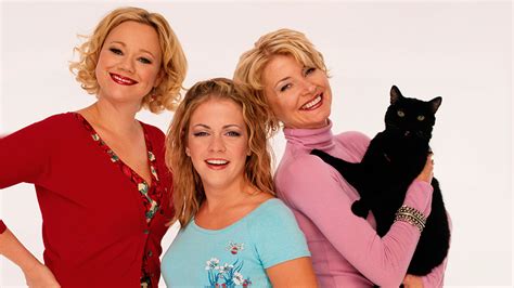 The Sabrina The Teenage Witch Cast Isn T Here For All Your Where S The Cat Questions