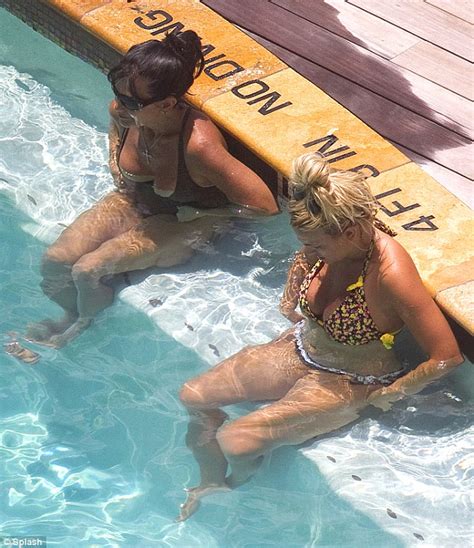Britney Spears Mother Lynne And Sister Jamie Lynn Splash In Pool With Family Daily Mail Online