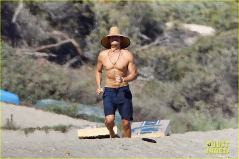 Orlando Bloom Goes Shirtless In Hot New Beach Photos Photo 3705521
