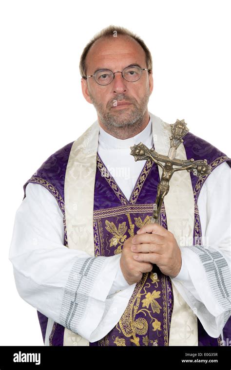 Un Sacerdote Católico Con Una Cruz Ein Katholischer Priester Mit Einem