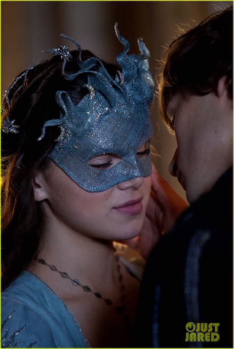 hailee steinfeld and douglas booth first kiss in romeo and juliet exclusive clip photo 2960183