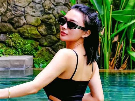 Wika Salim Pakai Bikini Hitam Pose Di Kolam Renang Bikin Salfok Menggoda Sekali Indozone Beauty