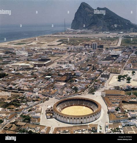 Panoramica De La Linea De La Concepcion Con El PeÑÓn De Gibraltar Al