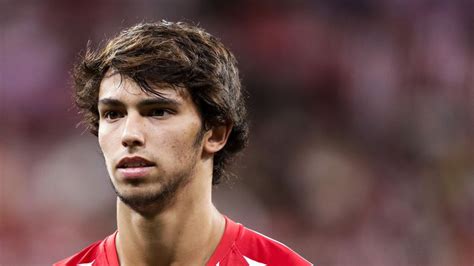 Normalde ofansif orta saha pozisyonunda oynamasına rağmen benfica kendisini santrfor olarak oynatmaya başladı ama felix bu pozisyonda da. Joao Felix a câștigat premiul Golden Boy 2019 | PUBLIKA ...