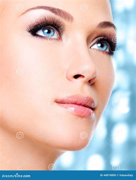 Femme Avec De Beaux Yeux Bleus Et Longs Cils Noirs Photo Stock Image