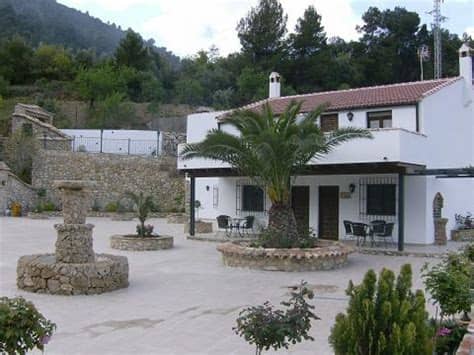 Con amplios jardines, piscina y spa. Cortijo El Marques | Casas rurales en Sierra de Cazorla y ...