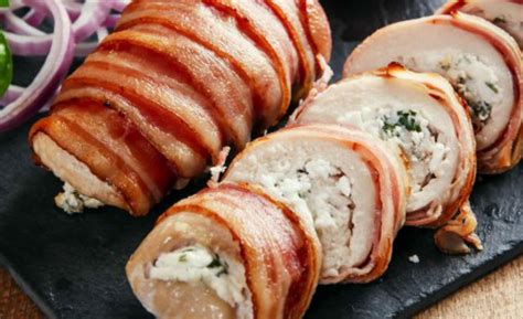 Además, su receta resulta bastante sencilla de preparar, ya que se elabora de forma rápida y no necesitarás de muchos ingredientes. receta facil de pollo relleno envuelto en tocino