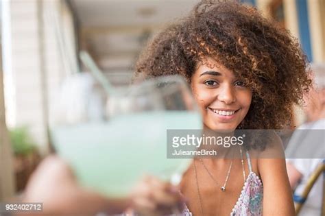 cheers fille jolie cubaine ayant un cocktail dans un bar de la havane photo getty images