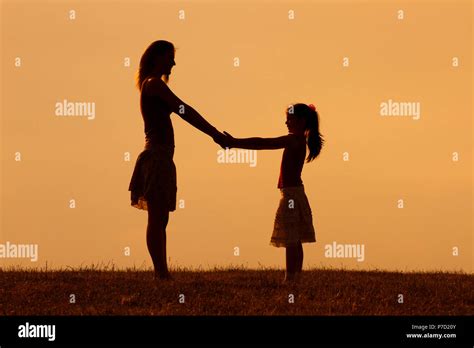 Madre E Hija De La Mano Fotografías E Imágenes De Alta Resolución Alamy