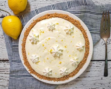 Fluffy, creamy and tangy, this old fashioned lemon icebox pie recipe is an old family favourite that goes way back. 4-Ingredient Lemon Icebox Pie Recipe | Hostess At Heart