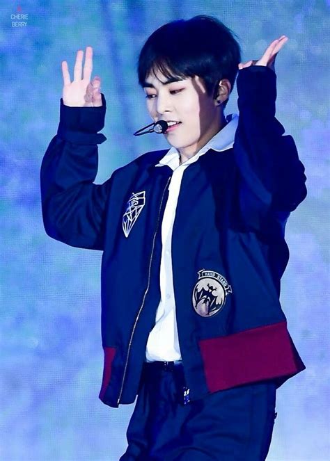 Foto baru xiumin exo saat tugas wamil bikin netizen heran. EXO - Xiumin에 있는 strawberryy_99_mmm님의 핀 | 첸, 찬열, 카이