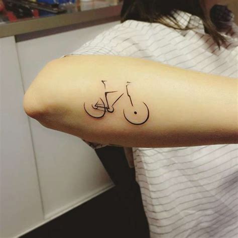 Tatuaje Con La Imagen De La Bicicleta Bike Tattoos Bicycle Tattoo