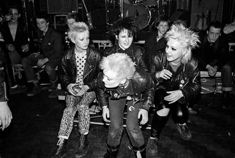 32 raw photos that reveal the chaotic punk scene in 1970s and 1980s britain 2022